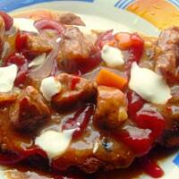 Gulasz węgierski i placki ziemniaczane