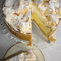 Sernik w bezowej czapie