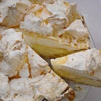 Sernik w bezowej czapie