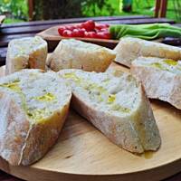 Grillowane grzanki z serem wasabi i pomidorkami