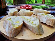 Fot. MIENTA, Grillowane grzanki z serem wasabi i pomidorkami