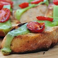 Grillowane grzanki z serem wasabi i pomidorkami