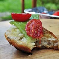 Grillowane grzanki z serem wasabi i pomidorkami