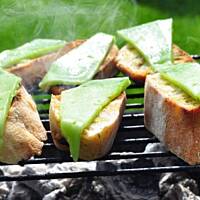 Grillowane grzanki z serem wasabi i pomidorkami