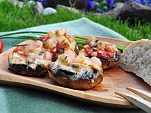 Fot. MIENTA, Grillowane pieczarki faszerowane serem pleśniowym