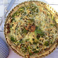 Tarta z brokułami na ziołowym spodzie