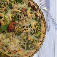 Tarta z brokułami na ziołowym spodzie