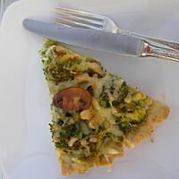 Tarta z brokułami na ziołowym spodzie