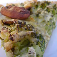 Tarta z brokułami na ziołowym spodzie