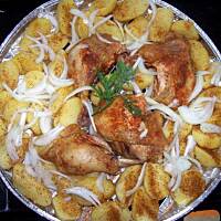 Grillowane udka z kurczaka z ziemniakami i cebulką