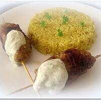 Mini kebaby na patyku z ryżem z curry