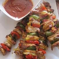 Pikantne szaszłyki z sosem meksykańskim