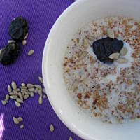 Ekspresowe śniadanie. Owsianka z otrębami i suszoną śliwką