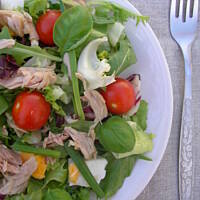 Sałatka z tuńczyka z pomidorkami koktajlowymi