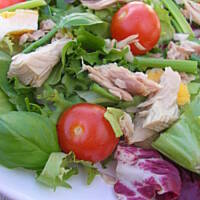 Sałatka z tuńczyka z pomidorkami koktajlowymi