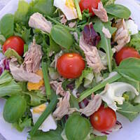 Sałatka z tuńczyka z pomidorkami koktajlowymi