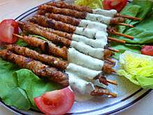 Fot. Mama - Różyczki, Cygara z grilla z sosem jogurtowo ziołowym