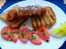 Fot. Mama - Różyczki, Kiełbasa barbecue z szynką i serem na grillowanych tostach
