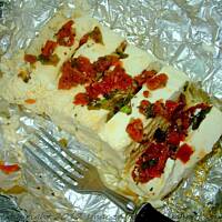 Grillowany w foli ser feta, z suszonymi pomidorami