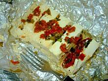 Fot. kasia_sach, Grillowany w foli ser feta, z suszonymi pomidorami