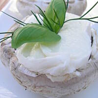 Grillowane pieczarki z masłem ziołowym i mozzarellą