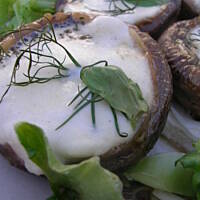 Grillowane pieczarki z masłem ziołowym i mozzarellą