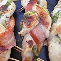 Grillowane drobiowe warkocze z boczkiem i szczypiorkiem