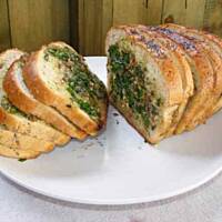 Grillowany chleb z maślano-ziołową wkładką