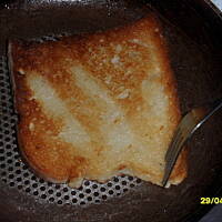 grzanka z pomidorem ,czosnkiem i bazylią