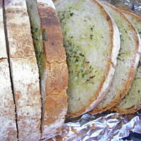 Czosnkowo-ziołowy chleb z grilla