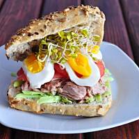 Kanapka z tuńczykiem i kiełkami