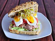 Fot. MIENTA, Kanapka z tuńczykiem i kiełkami