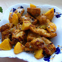 Grillowana pierś drobiowa z brzoskwiniami i sosem