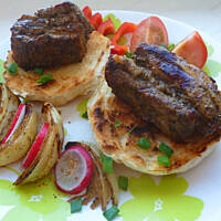 Żeberka sojowo miodowe z grillowaną cebulą