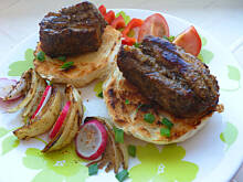 Fot. Mama - Różyczki, Żeberka sojowo miodowe z grillowaną cebulą