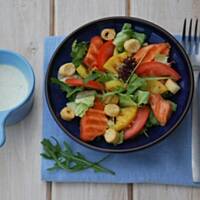 Sałatka obiadowa z grillowanym łososiem