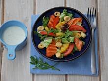 Fot. superbaba4, Sałatka obiadowa z grillowanym łososiem