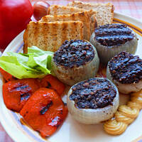 Kaszanka w cebulowych koszulkach z grillowaną papryką