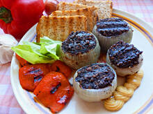 Fot. Mama - Różyczki, Kaszanka w cebulowych koszulkach z grillowaną papryką