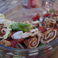 Sałatka z grillowanym kurczakiem w szynce parmeńskiej i salami