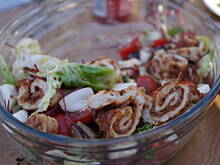 Fot. paancia, Sałatka z grillowanym kurczakiem w szynce parmeńskiej i salami
