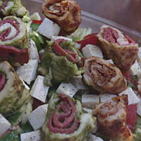 Sałatka z grillowanym kurczakiem w szynce parmeńskiej i salami