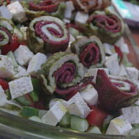 Sałatka z grillowanym kurczakiem w szynce parmeńskiej i salami