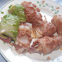 Sałatka z grillowanym kurczakiem w szynce parmeńskiej i salami