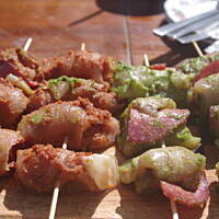 Sałatka z grillowanym kurczakiem w szynce parmeńskiej i salami