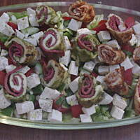 Sałatka z grillowanym kurczakiem w szynce parmeńskiej i salami