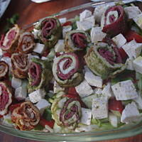 Sałatka z grillowanym kurczakiem w szynce parmeńskiej i salami