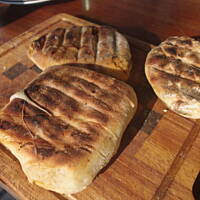 Calzone z grilla, z szynką i pieczarkami