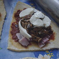 Calzone z grilla, z szynką i pieczarkami