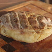 Calzone z grilla, z szynką i pieczarkami